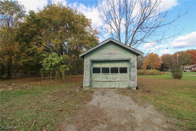 garage featuring a lawn