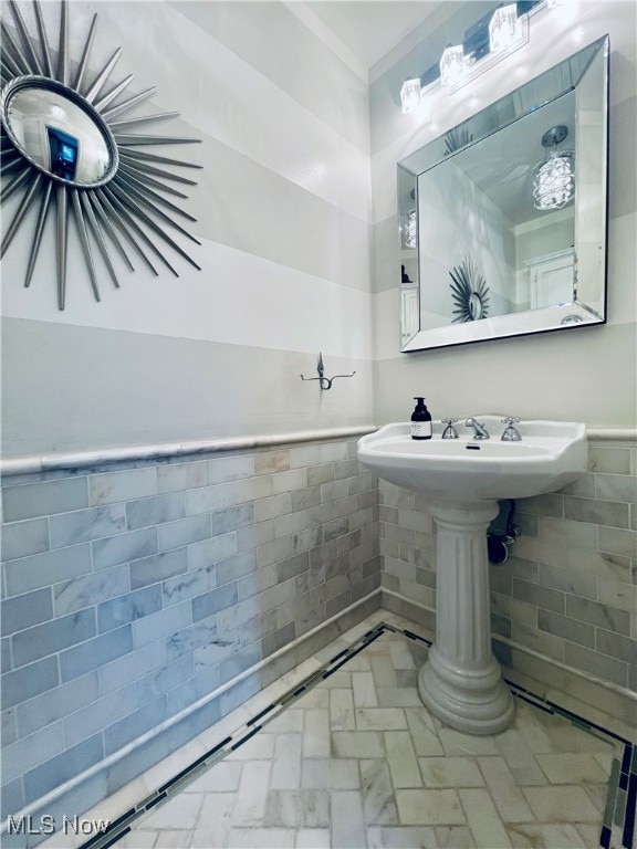 bathroom featuring tile walls