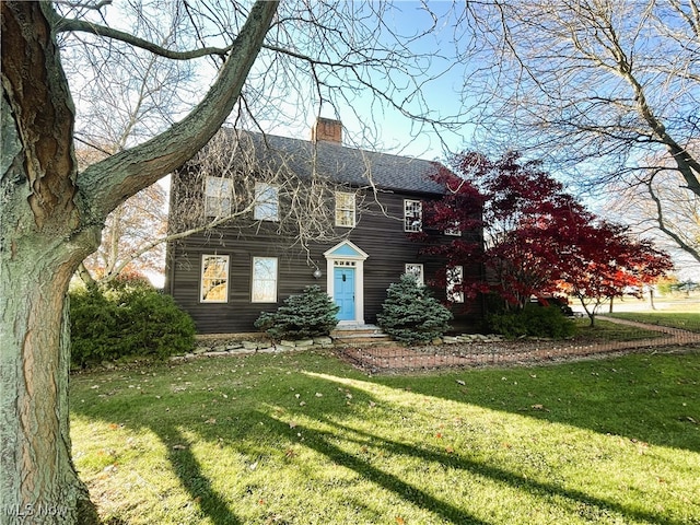 view of front of home featuring a front lawn