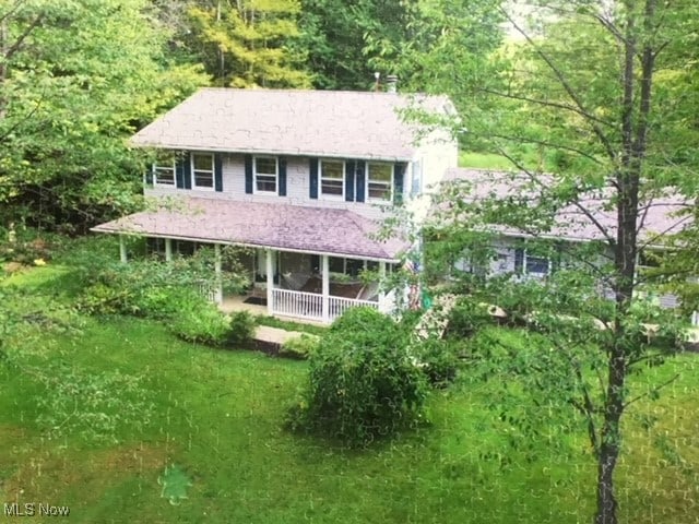 view of front facade featuring a front yard