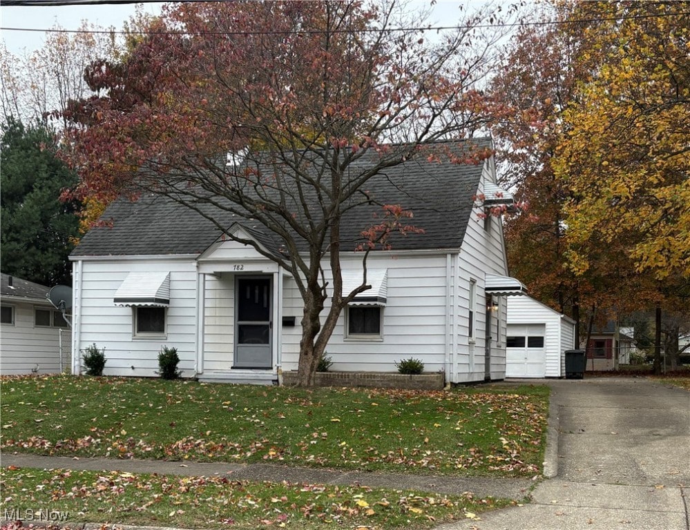 view of front of house featuring a front lawn