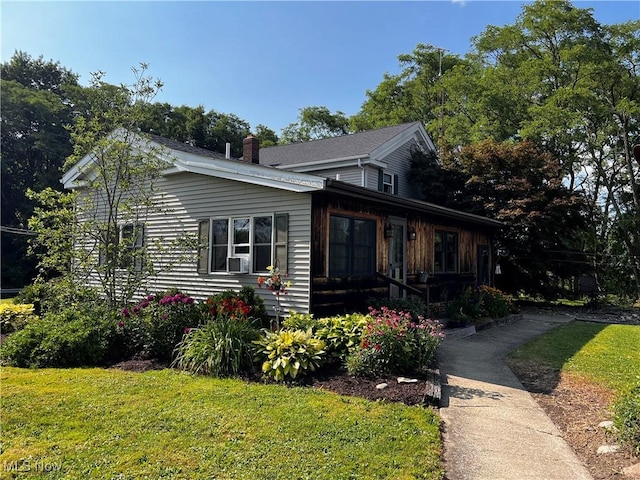 view of front of house featuring a front yard