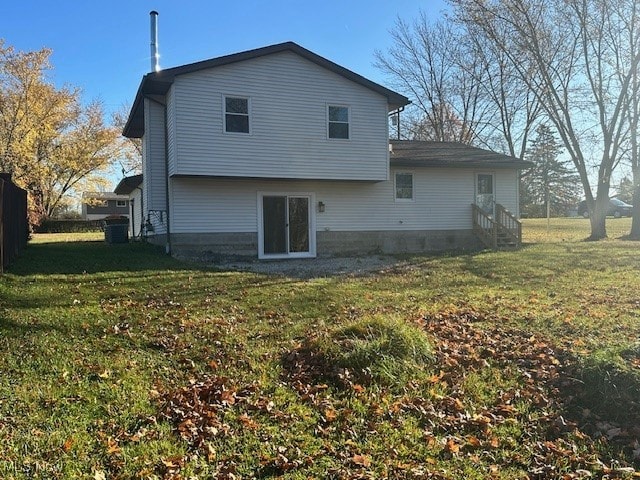 back of house featuring a lawn