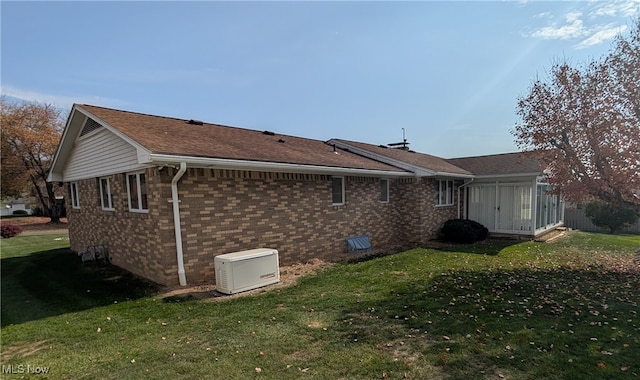 back of house featuring a lawn