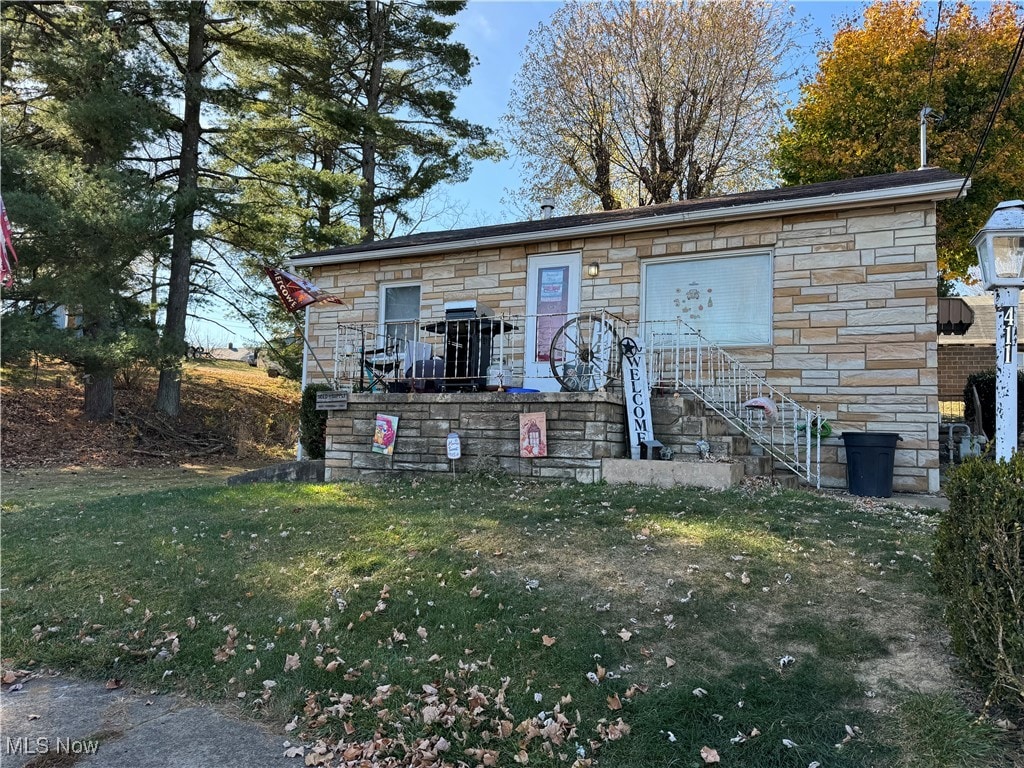 view of front facade with a front yard