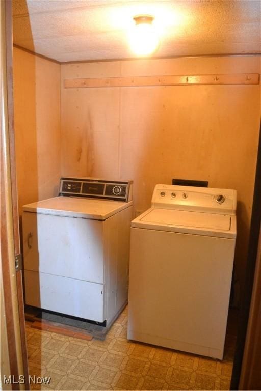 laundry room with washing machine and clothes dryer