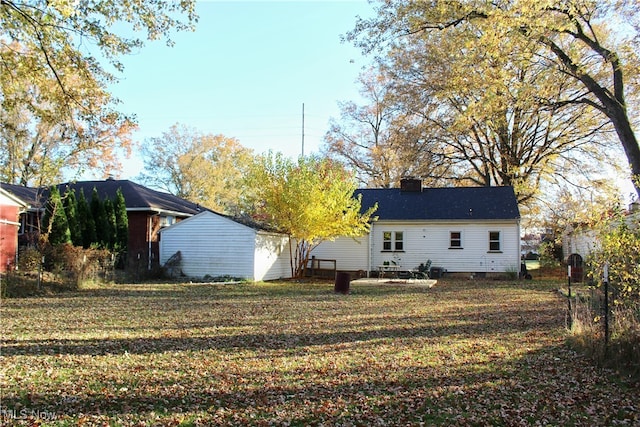 back of house featuring a lawn