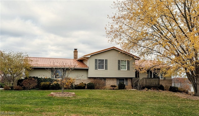 split level home featuring a front yard