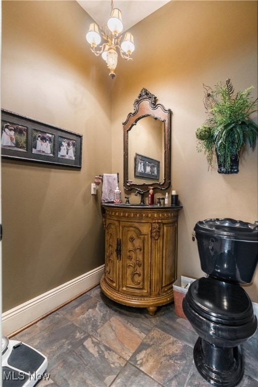 bathroom featuring a chandelier