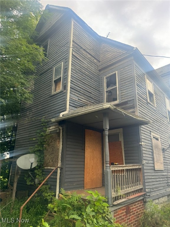 view of front facade featuring covered porch