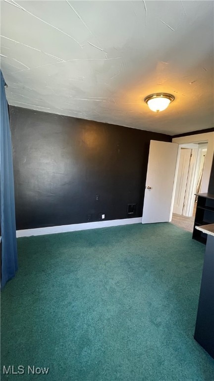 unfurnished room with carpet