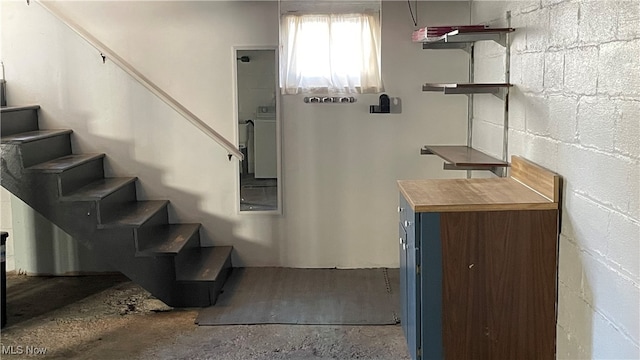 staircase featuring concrete floors