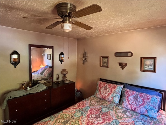 bedroom featuring a textured ceiling and ceiling fan