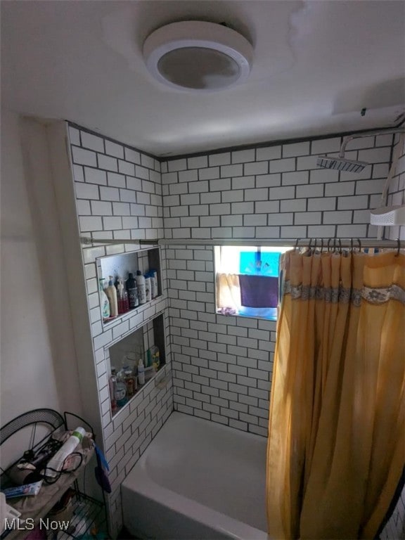 bathroom featuring shower / tub combo with curtain