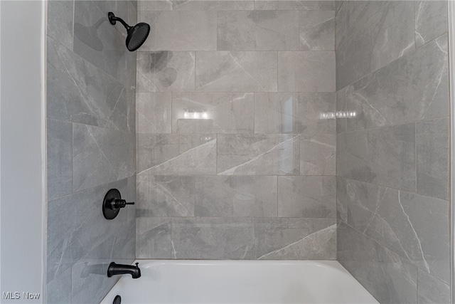 bathroom with tiled shower / bath