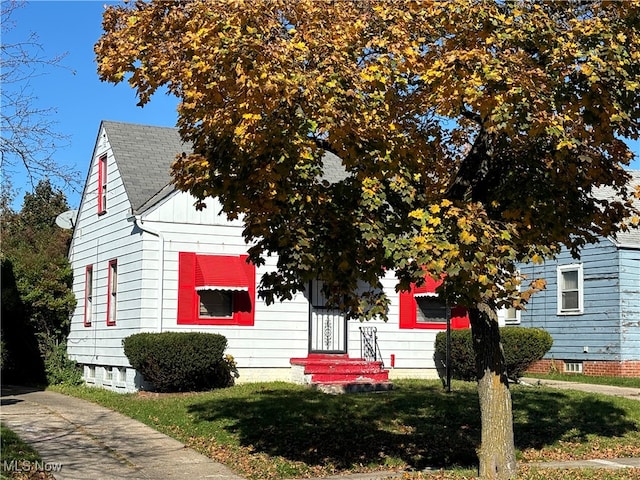 view of front of property featuring a front lawn