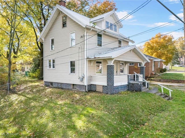 view of front of property featuring a front lawn