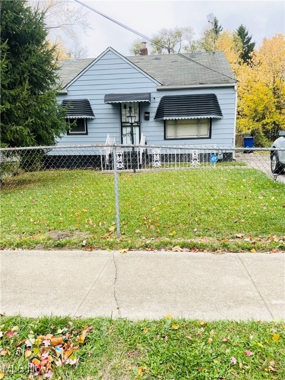 view of front of house featuring a front lawn