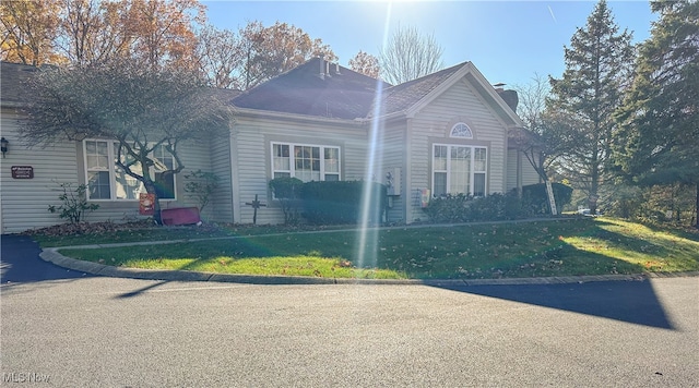 view of side of property featuring a lawn