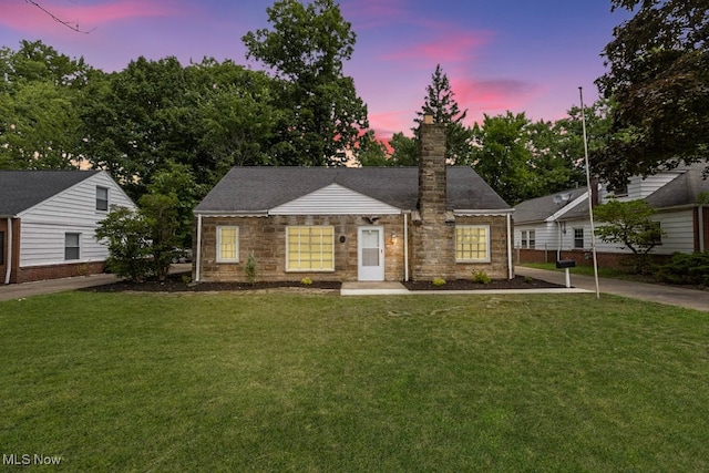 view of front of property featuring a yard