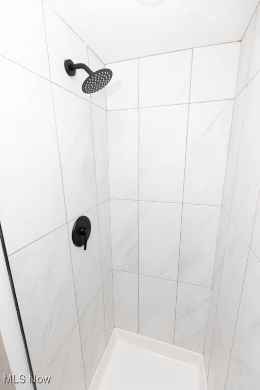 bathroom featuring a tile shower