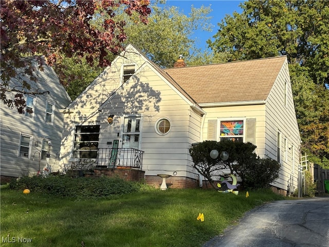 view of front of house with a front yard