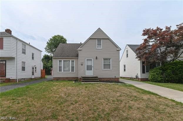 view of front facade with a front yard