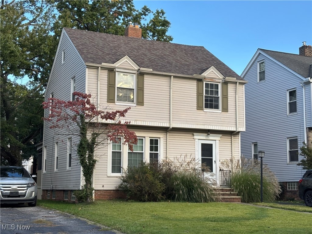 view of front of home featuring a front yard