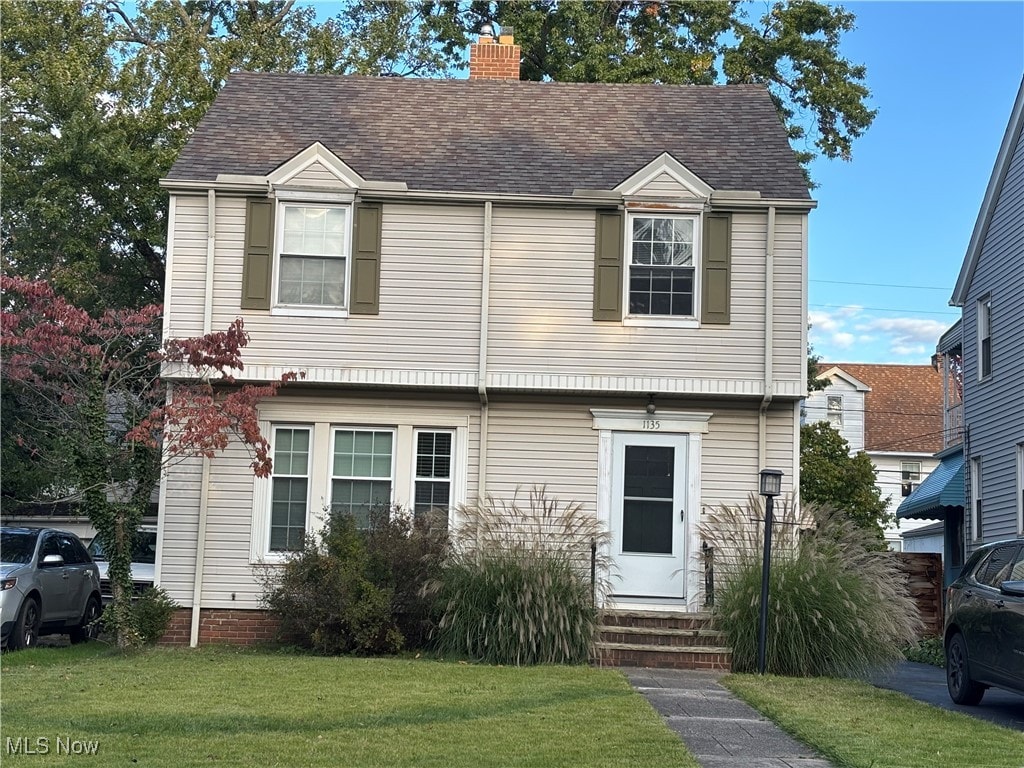 view of front of house with a front yard