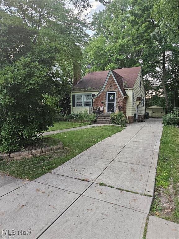 view of front of home featuring a front lawn