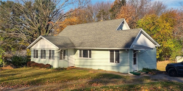 view of front facade with a front lawn