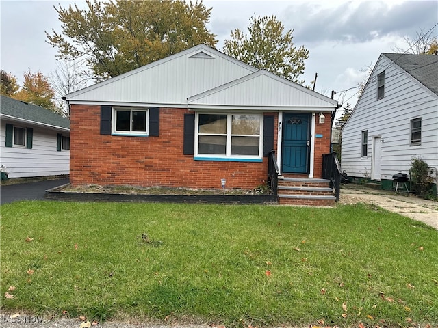 view of front of home featuring a front lawn