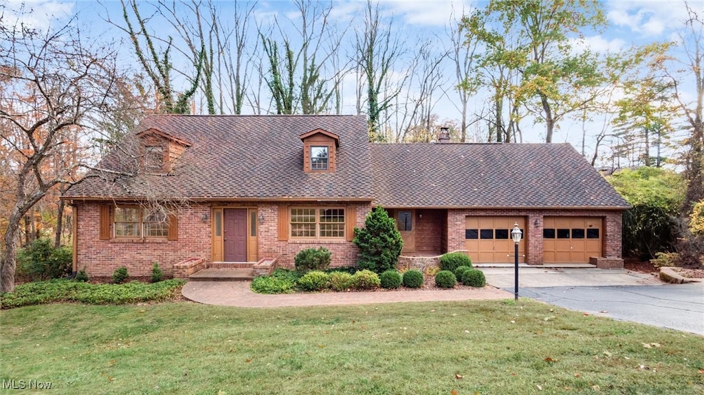 view of front of home featuring a front lawn and a garage