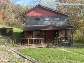 view of front of house featuring covered porch and a front yard