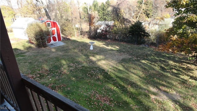 view of yard featuring a storage shed