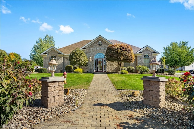 view of front of house featuring a front yard