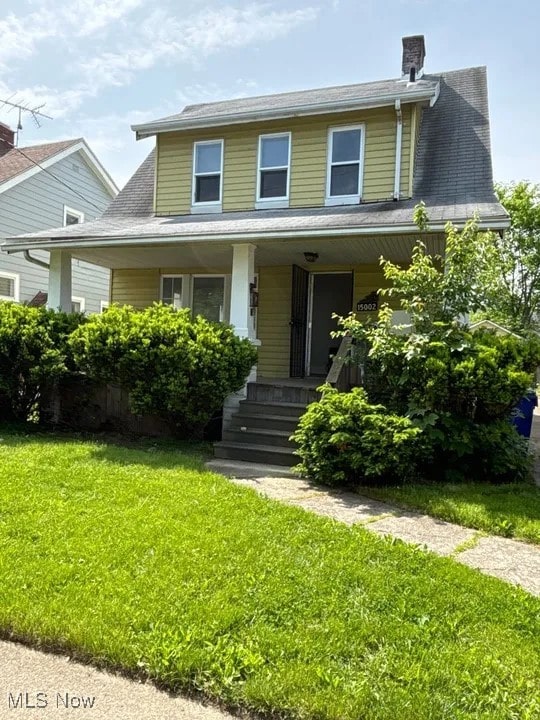 view of front of house featuring covered porch and a front yard