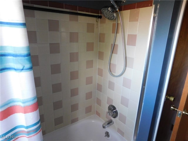 bathroom featuring shower / bath combo