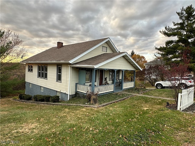 view of front of house featuring a porch and a front lawn