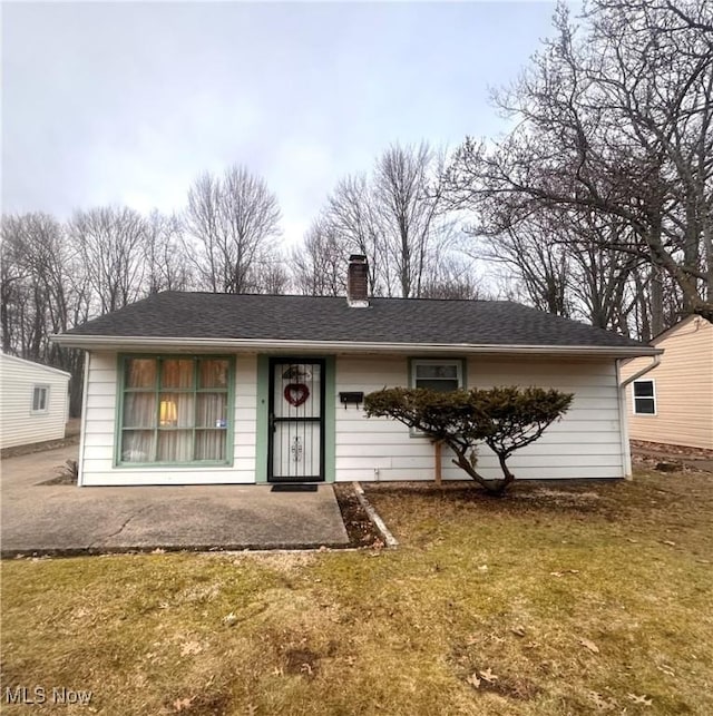 view of front of property with a front lawn