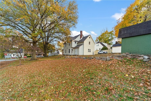 view of yard featuring an outdoor structure