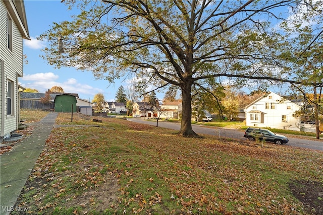 view of yard featuring a storage shed