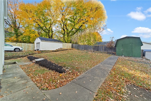 view of yard featuring a storage unit