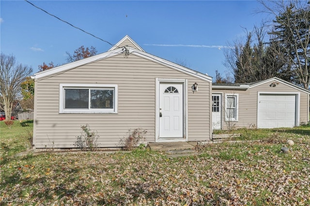 view of front of property featuring a front lawn and a garage