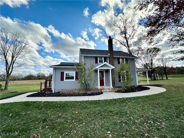 view of front of property featuring a front yard