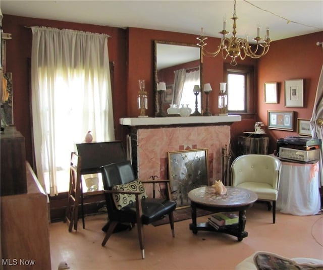 sitting room featuring a notable chandelier