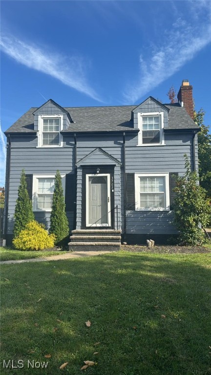 view of front facade with a front yard