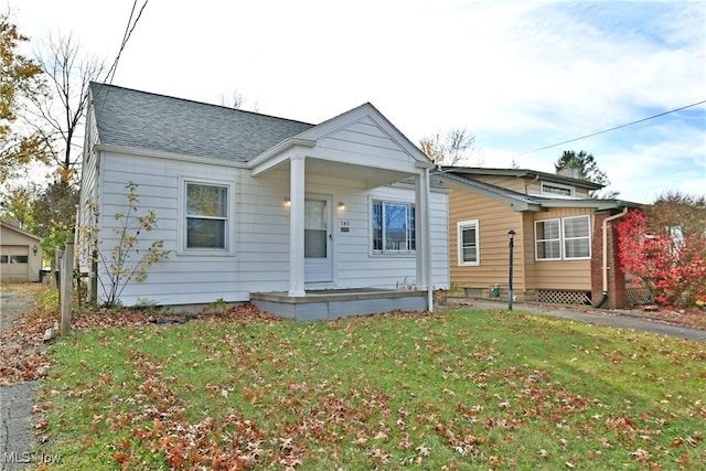 view of front facade with a front lawn