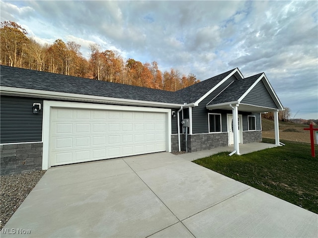 view of front of home featuring a garage and a front yard