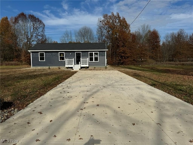 view of front facade featuring a front yard